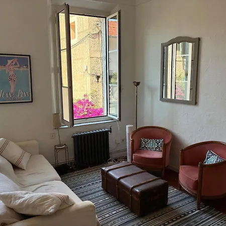 Cosy And Authentic In Old Apartman Antibes